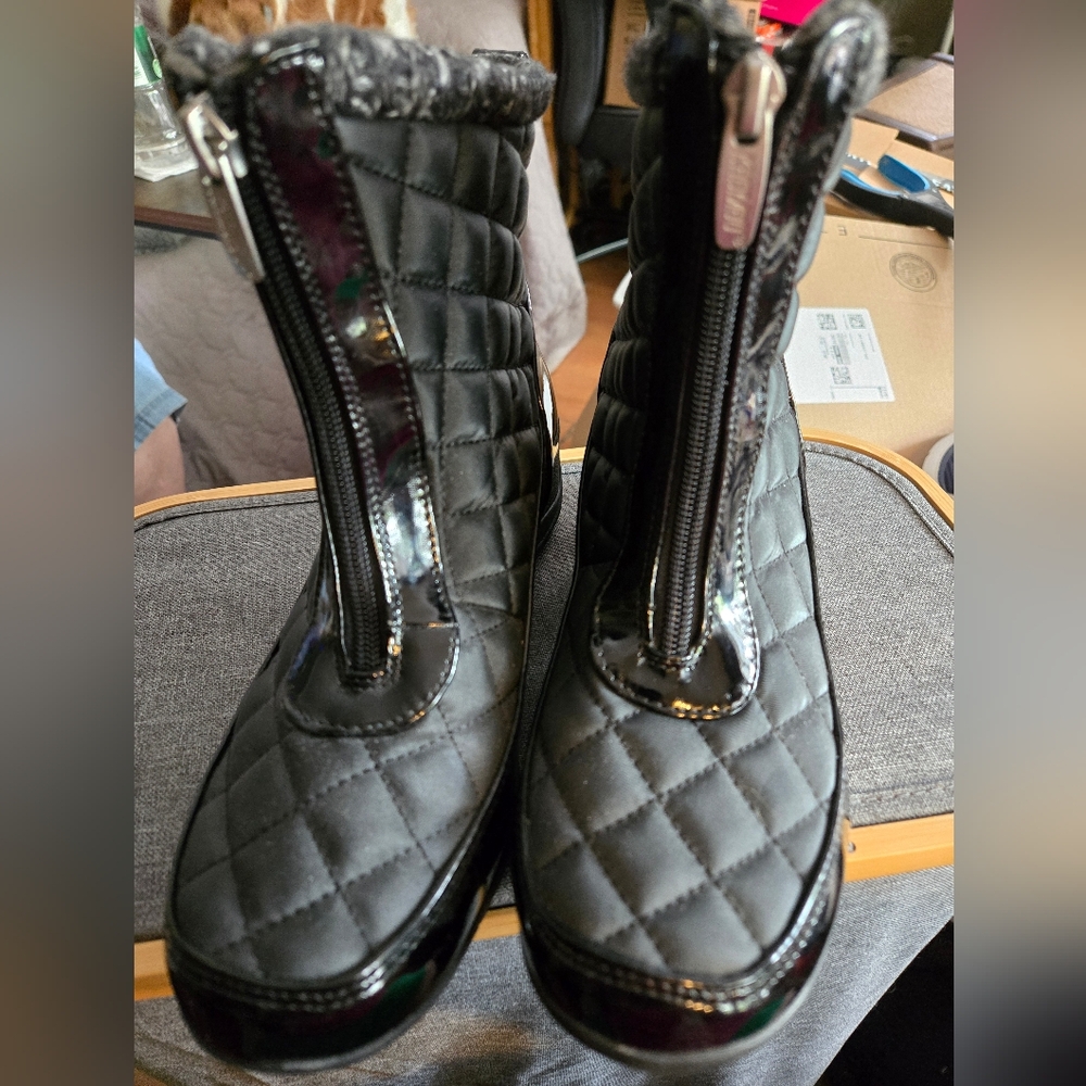Khombu Black Quilted Ankle Booties with Zipper